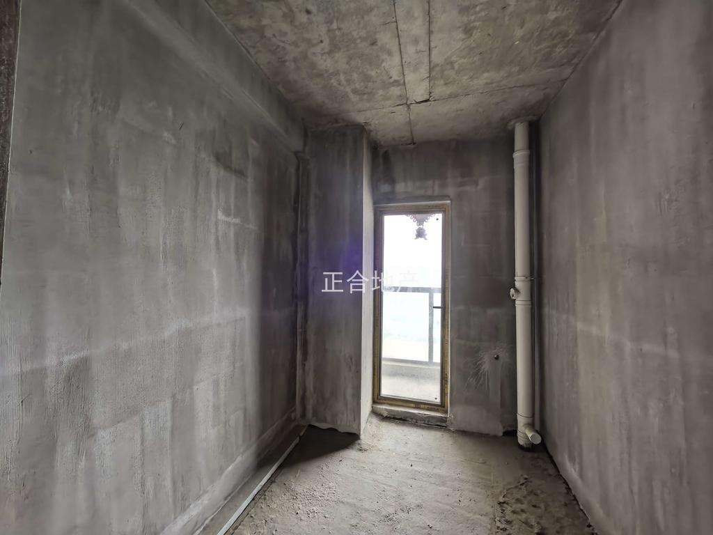 降价了，城南御湖世家，电梯好楼层，证满二，单价4300+，带车位，看中价格能谈，诚心出售，