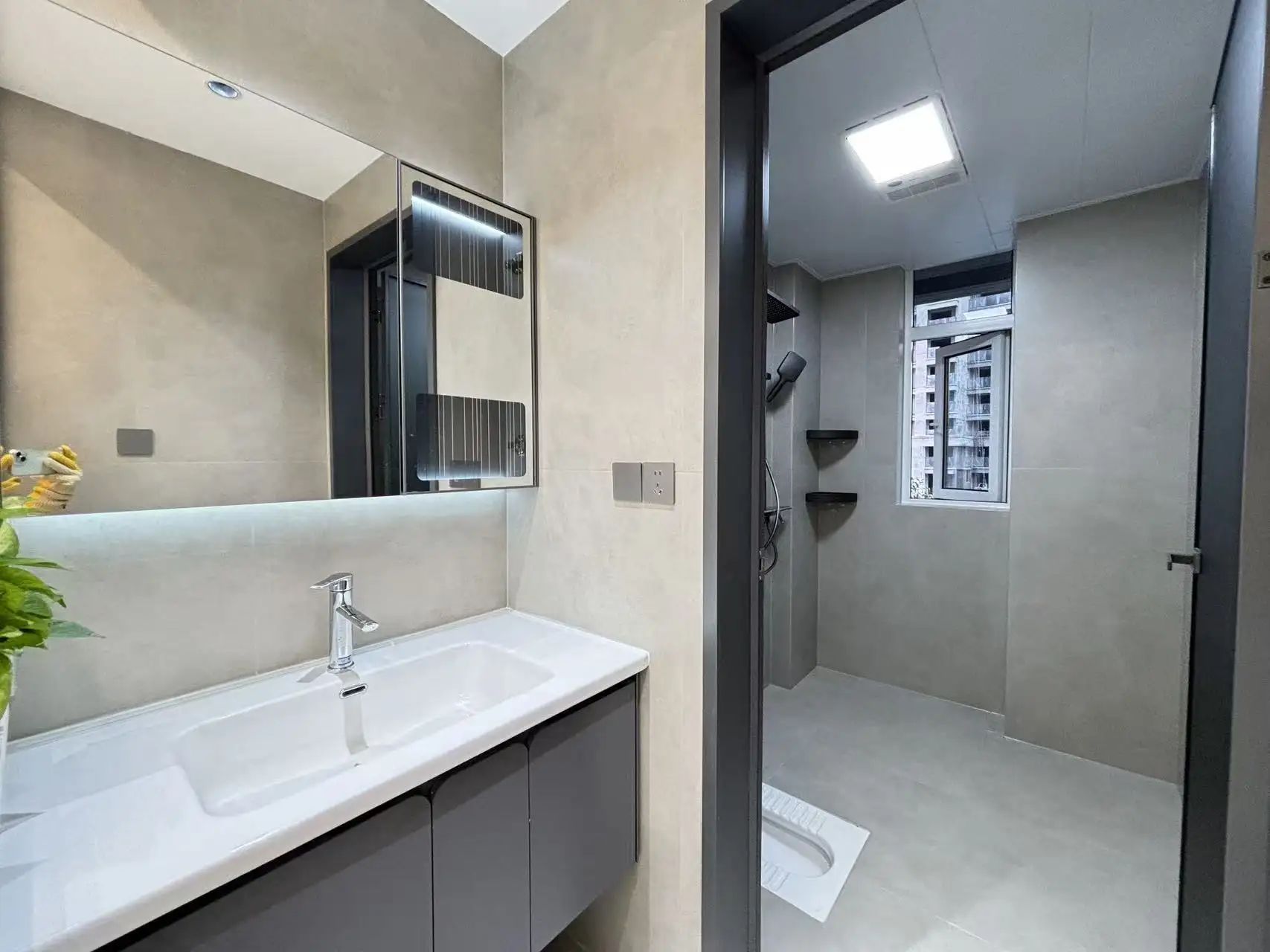 风和日丽，双书包，精装四房二卫，带车位，全新装修，证满二