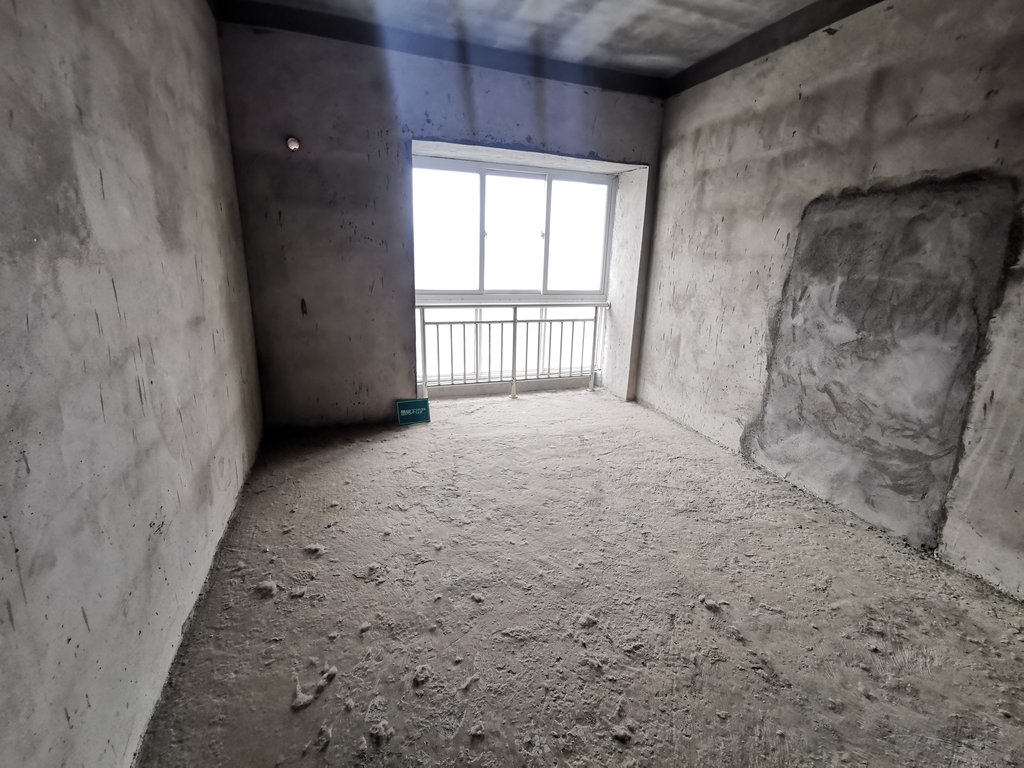 香岸华府.毛坯大三房好楼层.南北通透前后无遮挡.看房方便诚意出售