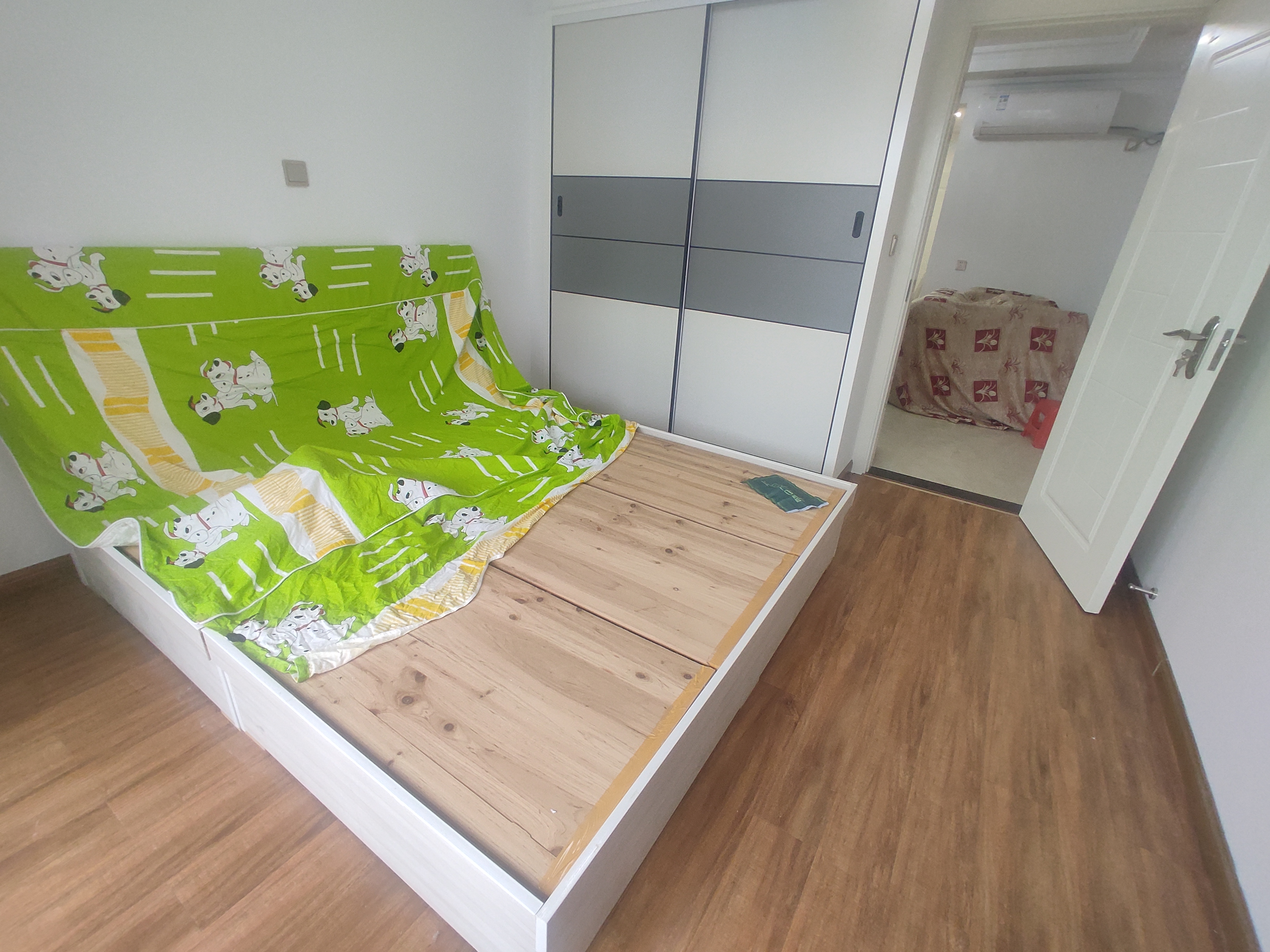 滨江星城一线江景房精装三室两卫证件在手满两年