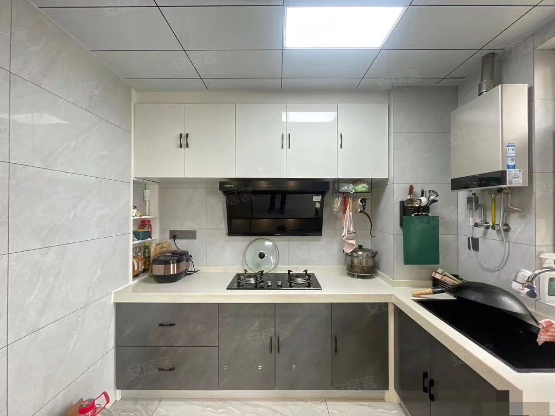 房东诚心出售，锦绣江山三期，东边户，南北双阳台，9成新装修，家电全送，拎包入住