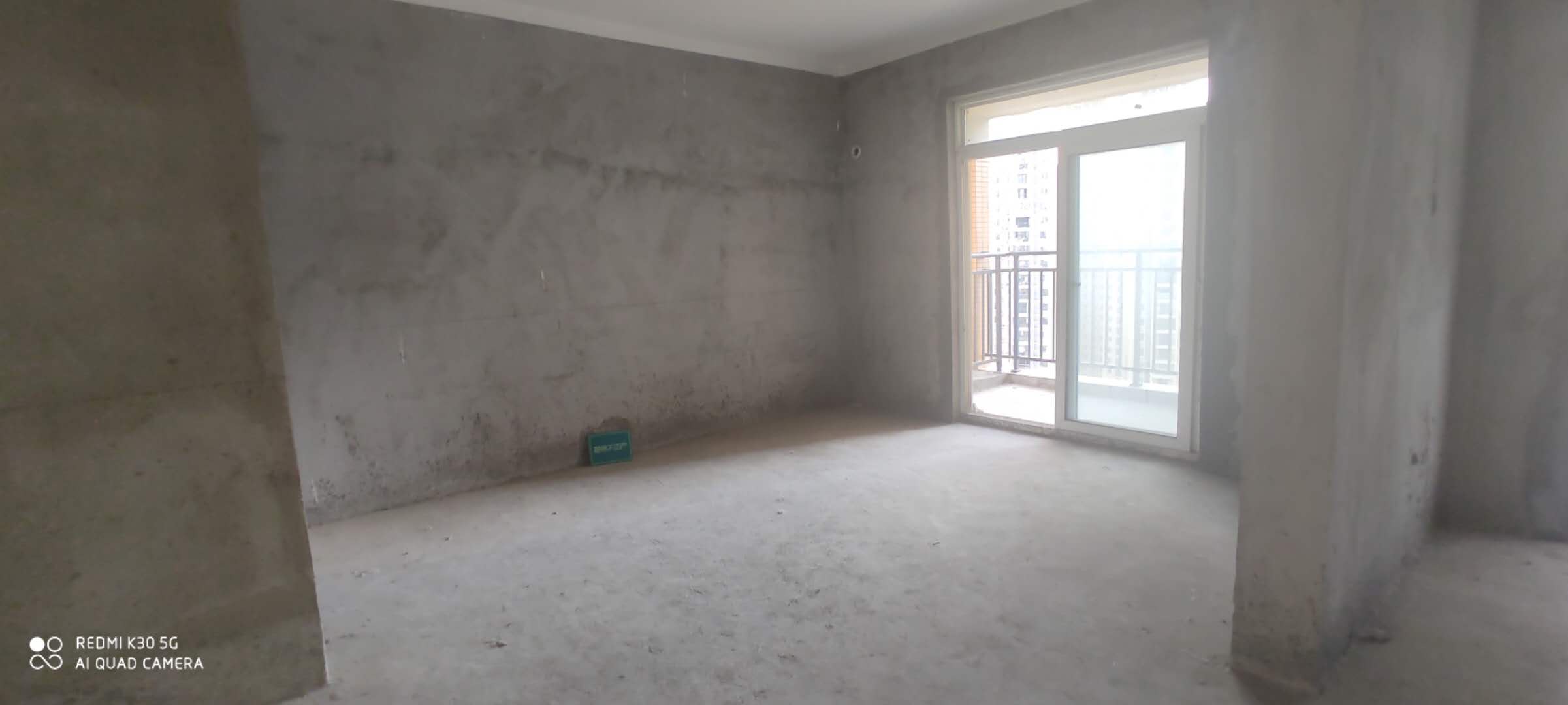 森林国际，毛坯三房，中间楼层，采光很好价格适中诚意出售