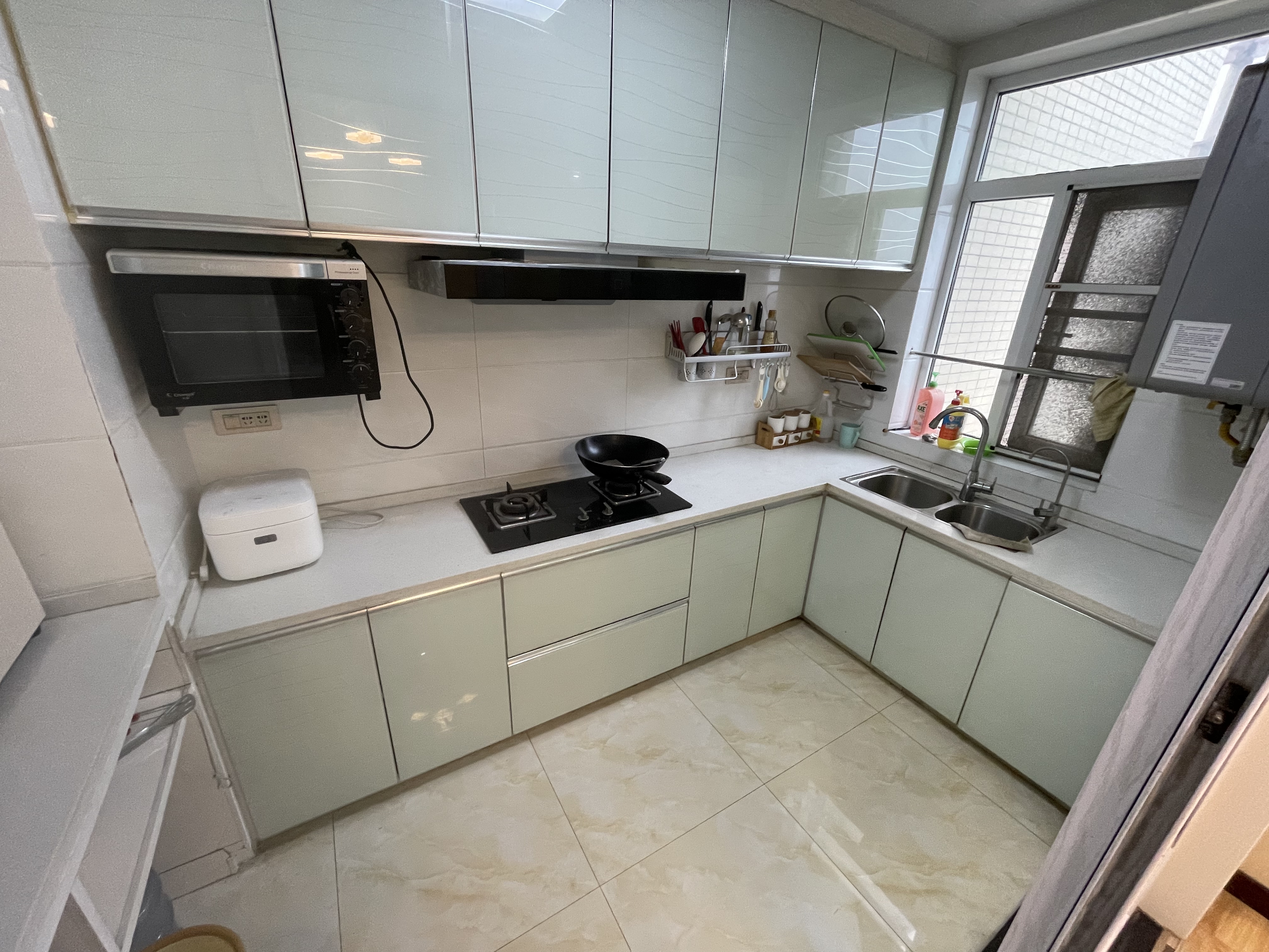 和合国际四期精装修带暖气片三房两卫很通透