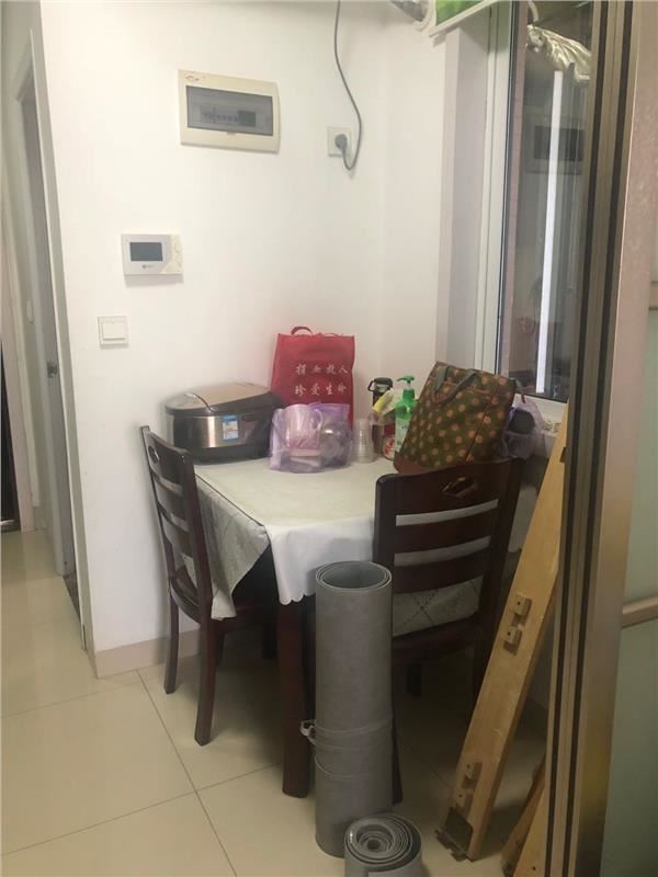 一中对面精装修房诚信出租家电齐全拎包入住