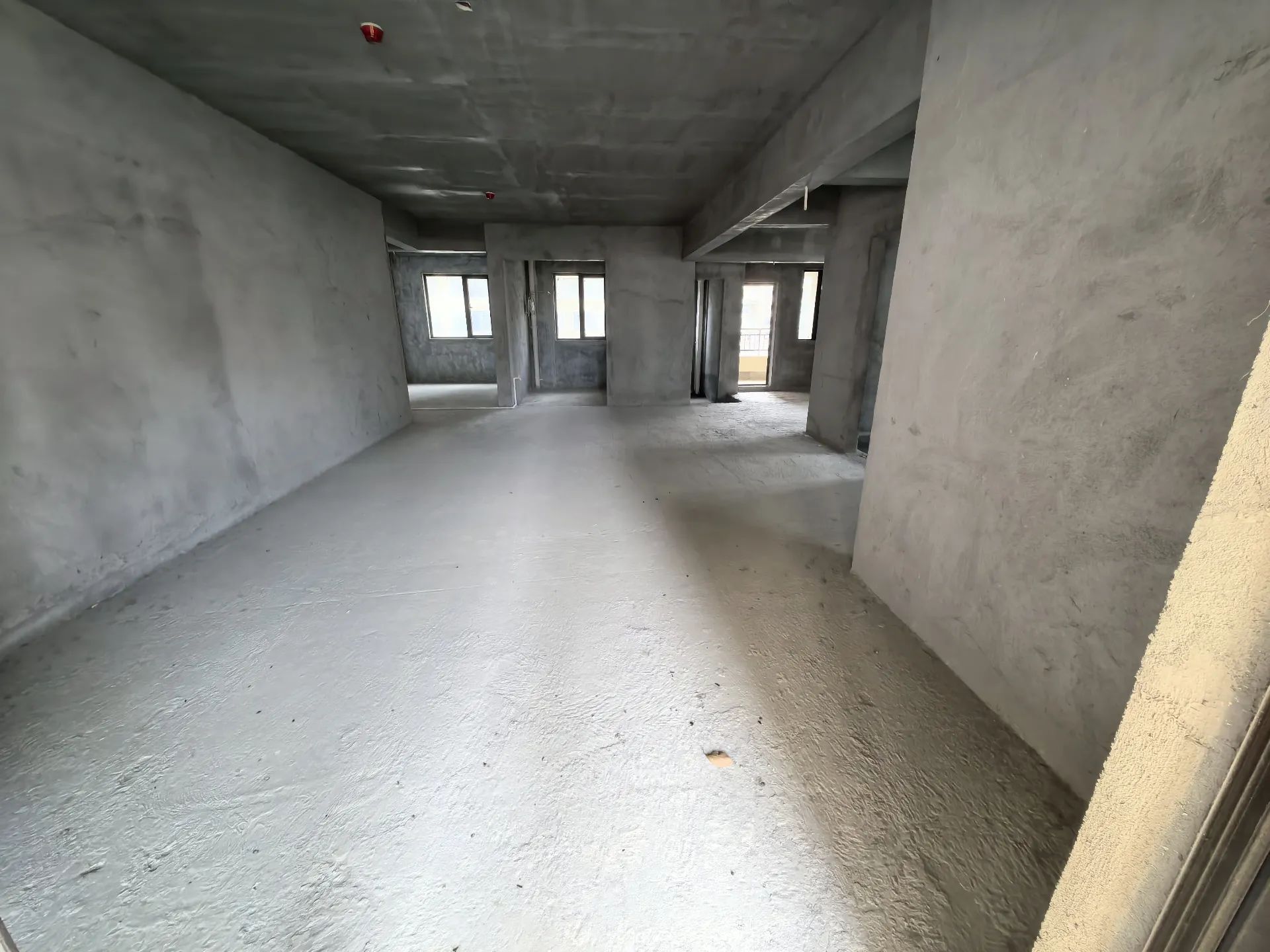 吾悦广场旁，荣怀及第世家，电梯好楼层，毛坯现房。大四房宽敞通透，证满二