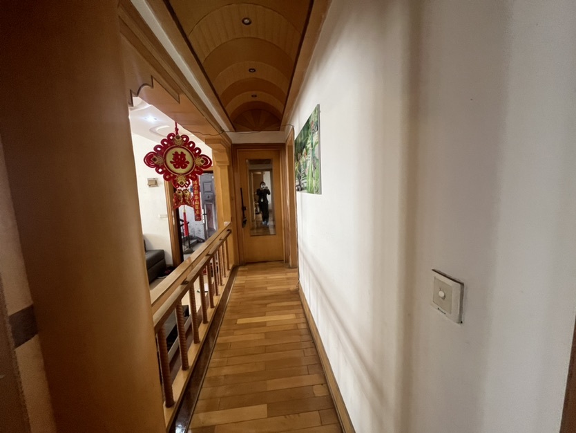 捡漏，武商旁边，精装大四房136平，有证，一口价25万