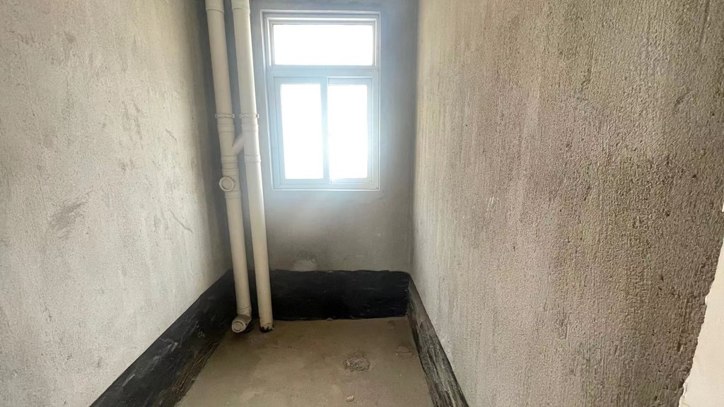 福星城.毛坯三房.还送超大阳台.看房方便