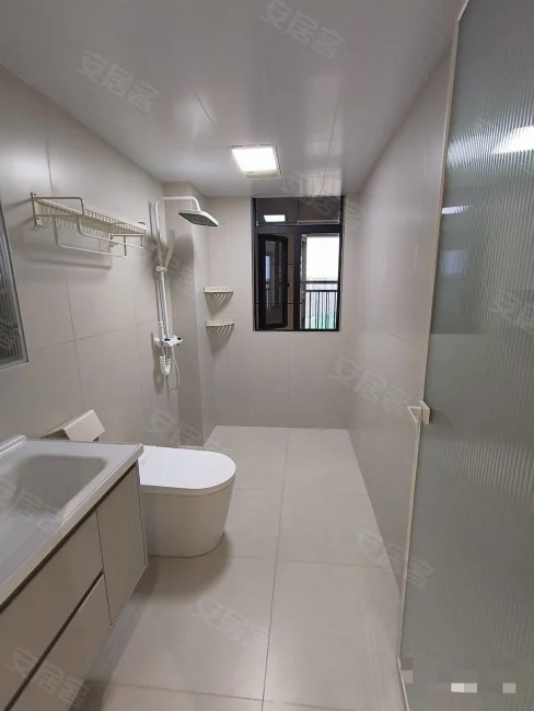 86，御湖世家全新精装三房二卫，电梯好楼层，湖景房，送车位，证满二