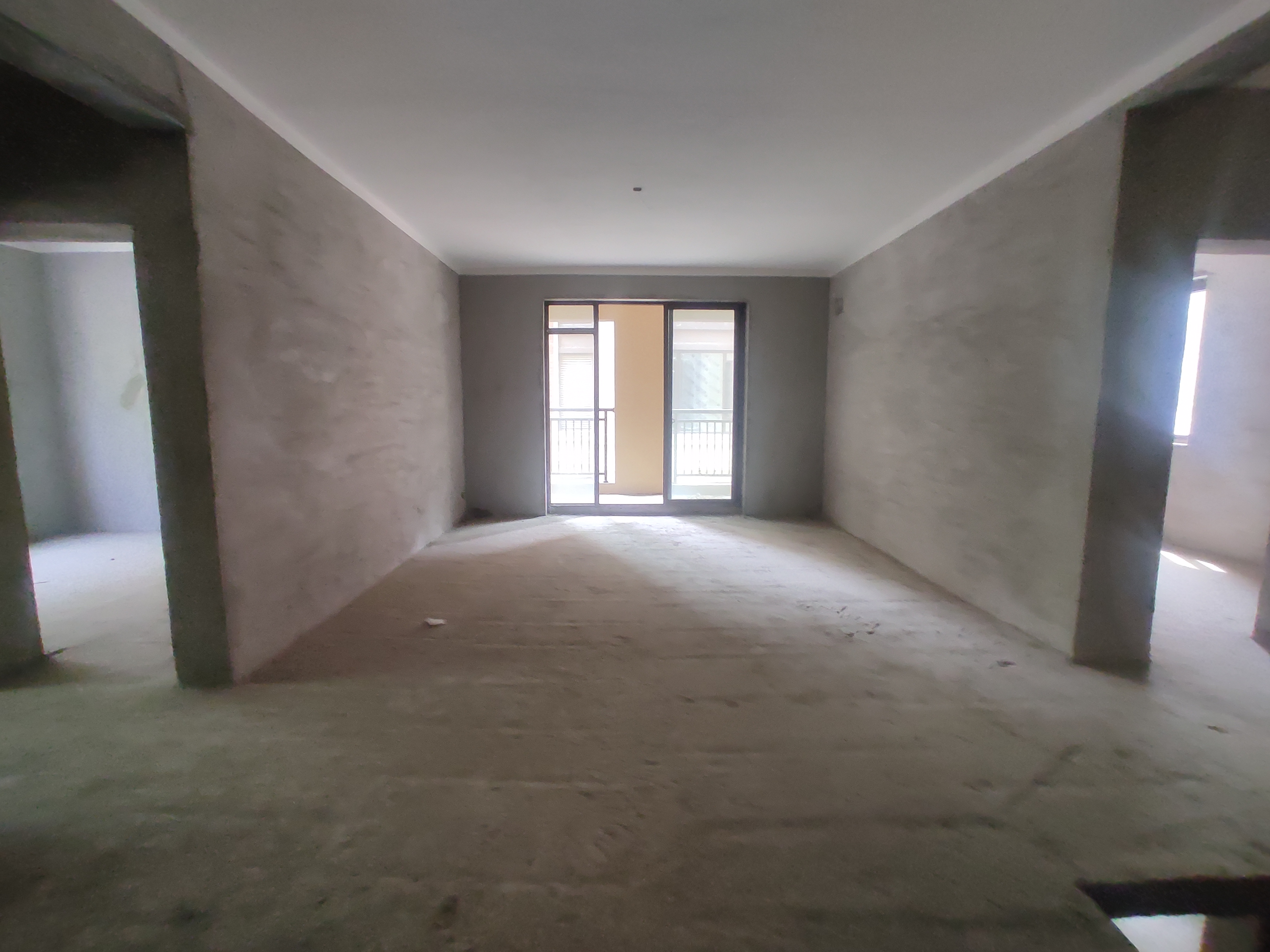 绿地香格里拉电梯复式带院子.小区环境优美.证件满二.看房方便