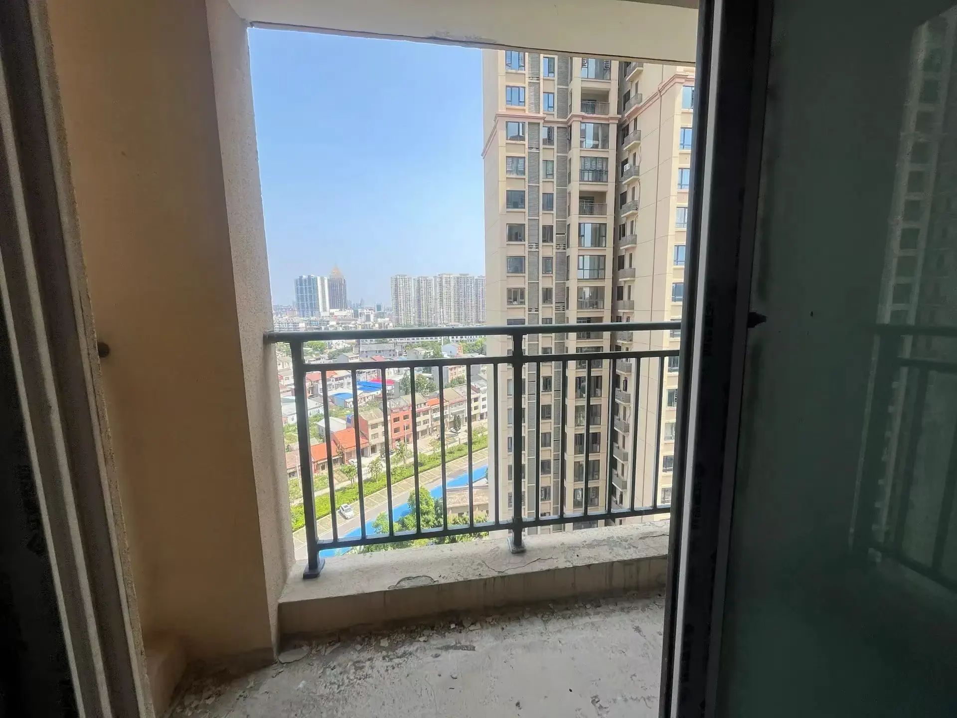 捡漏，城南，南国明珠，单价4000，毛坯大四房，送车位，15楼，满五