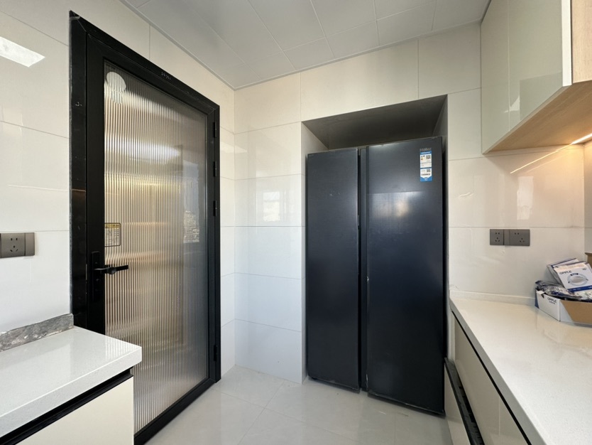 急卖，沔州晓学里，带电梯，单位宿舍楼，好停车，全新装修，顶楼上面还有一层斜坡屋顶