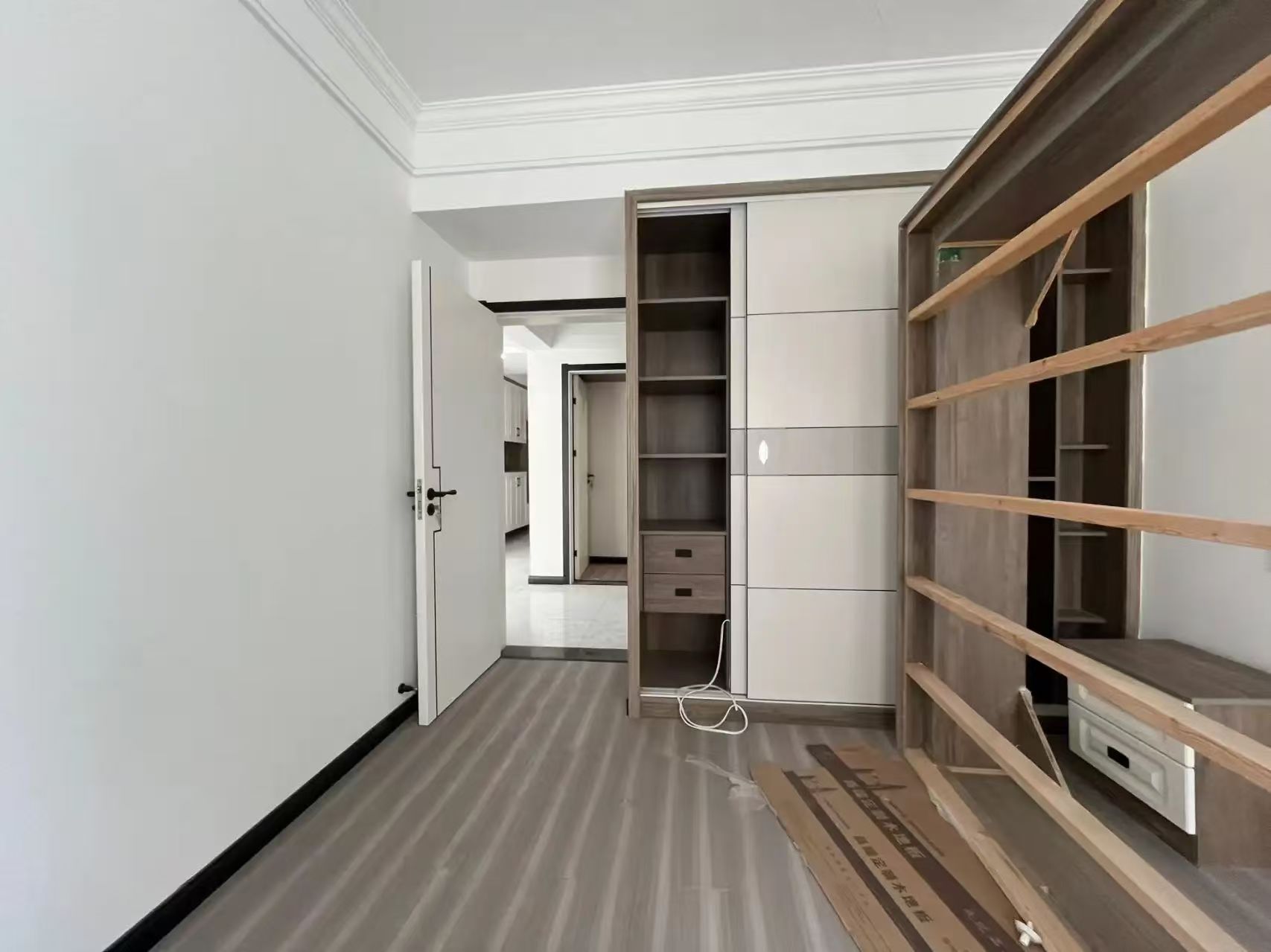 城南，现代森林国际城​，精装大2房，9.9成新，好楼层单价4900，证满二