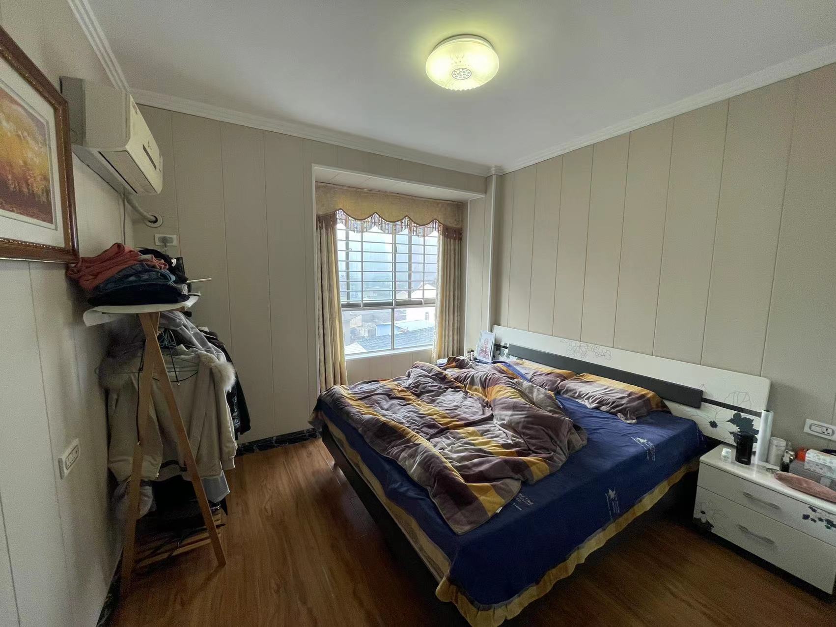 城南金诚花园单价5800的精装三房，拎包入户，屋内保养很好，好楼层，小区里面