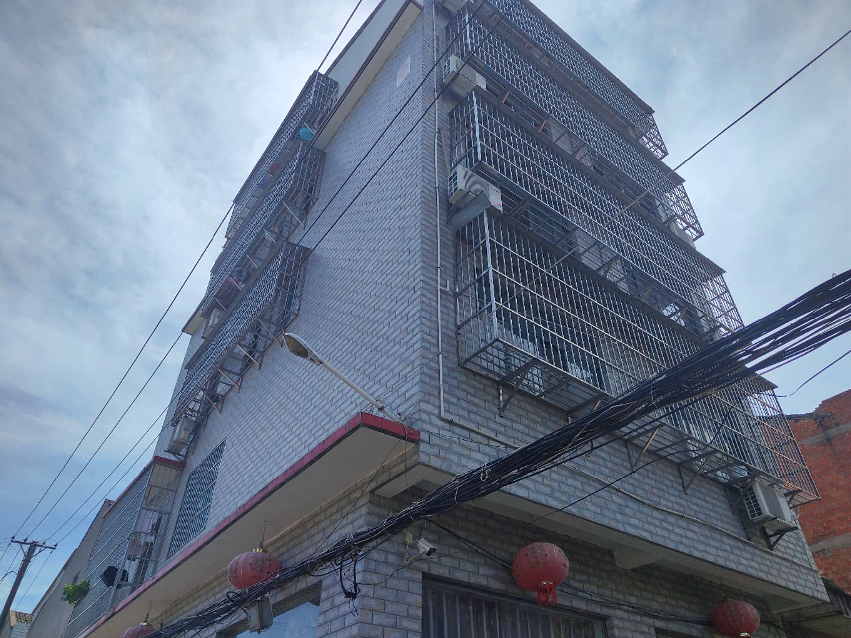 三楼三楼职院对面的好房子，单间带卫生间，房子外观新的很，里面装修的也很漂亮，