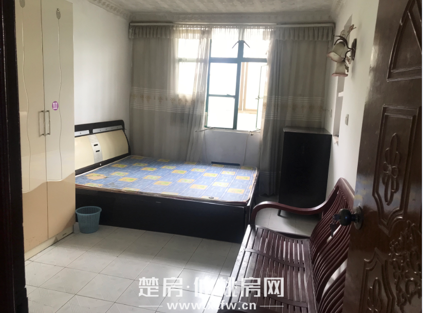 商城大厦斜对面的商业食品厂宿舍三室一厅