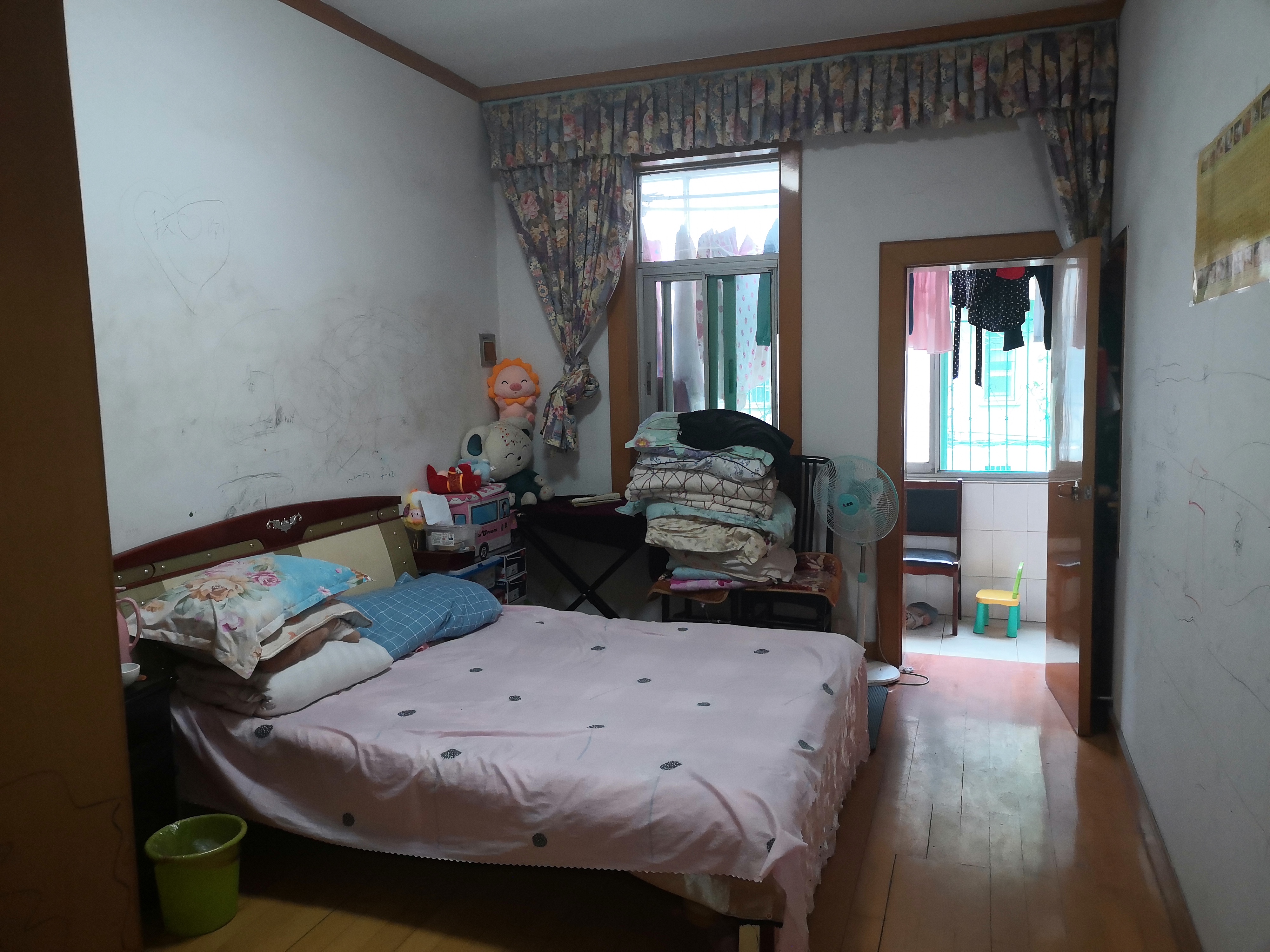 环球后面 老人民医院宿舍 带装修三室两厅一卫 实得面积大