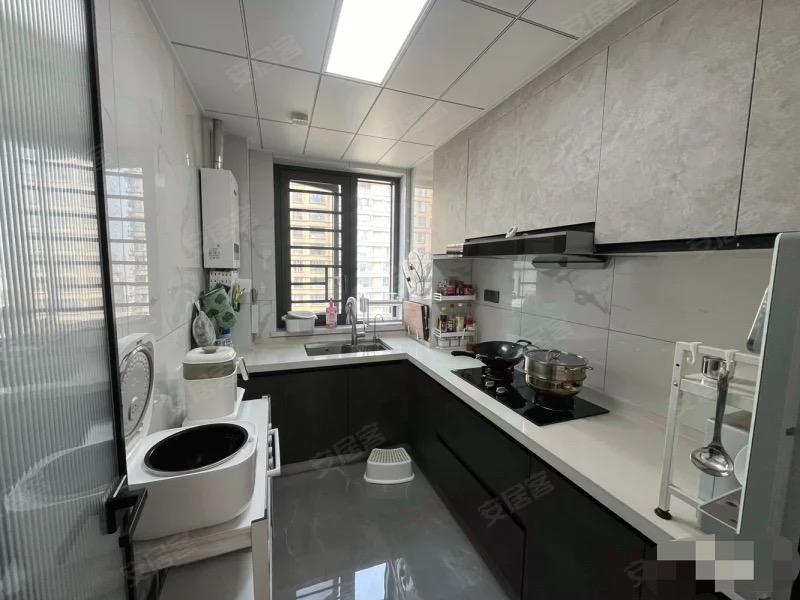 350，房东诚心出售，御台公馆，9.9成新，边户，好楼层20楼、品牌家具，急售