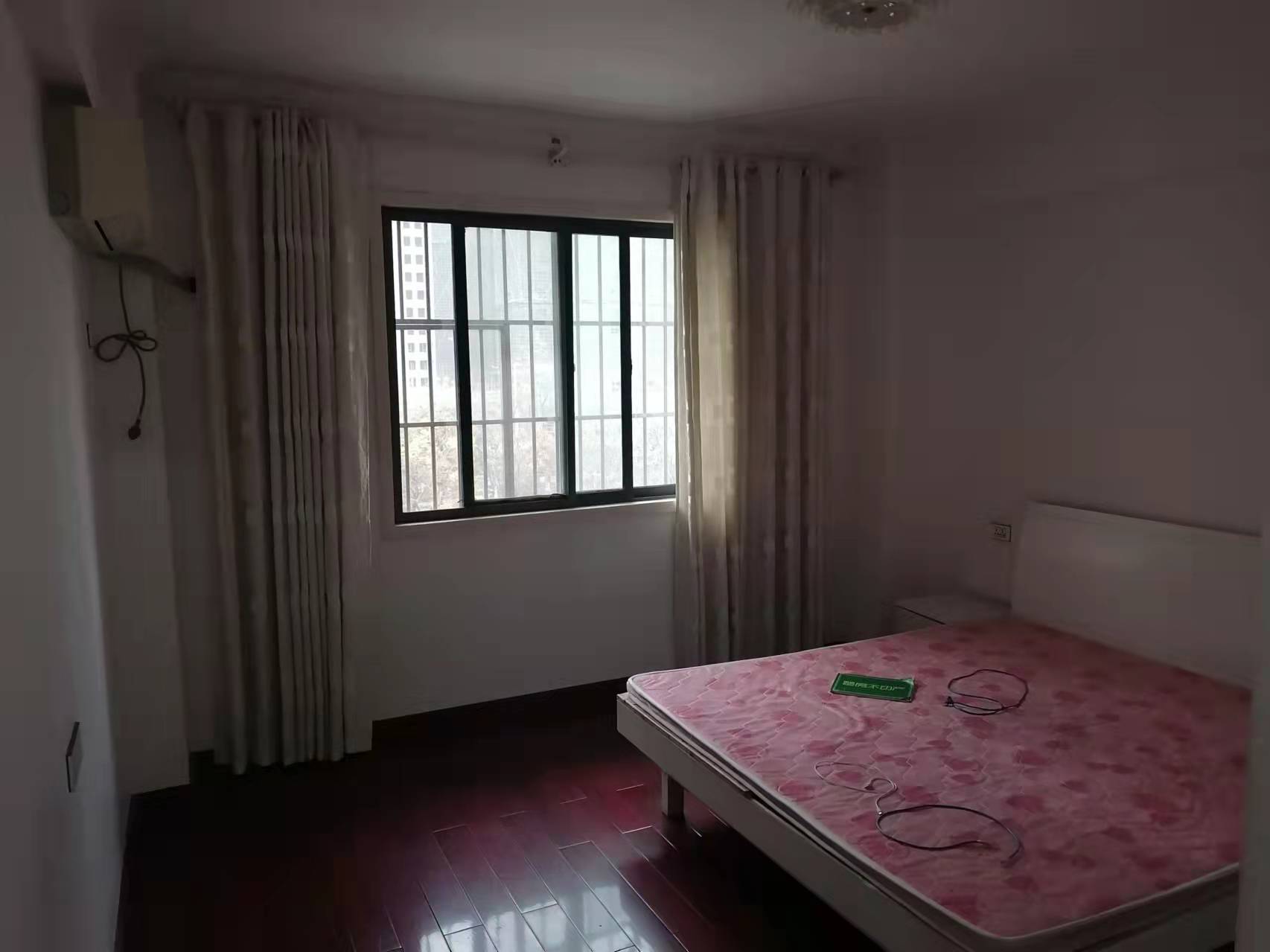 一品苑精装三房两厅两卫户型方正南北通透前后无遮拦诚心出售证在手可按揭