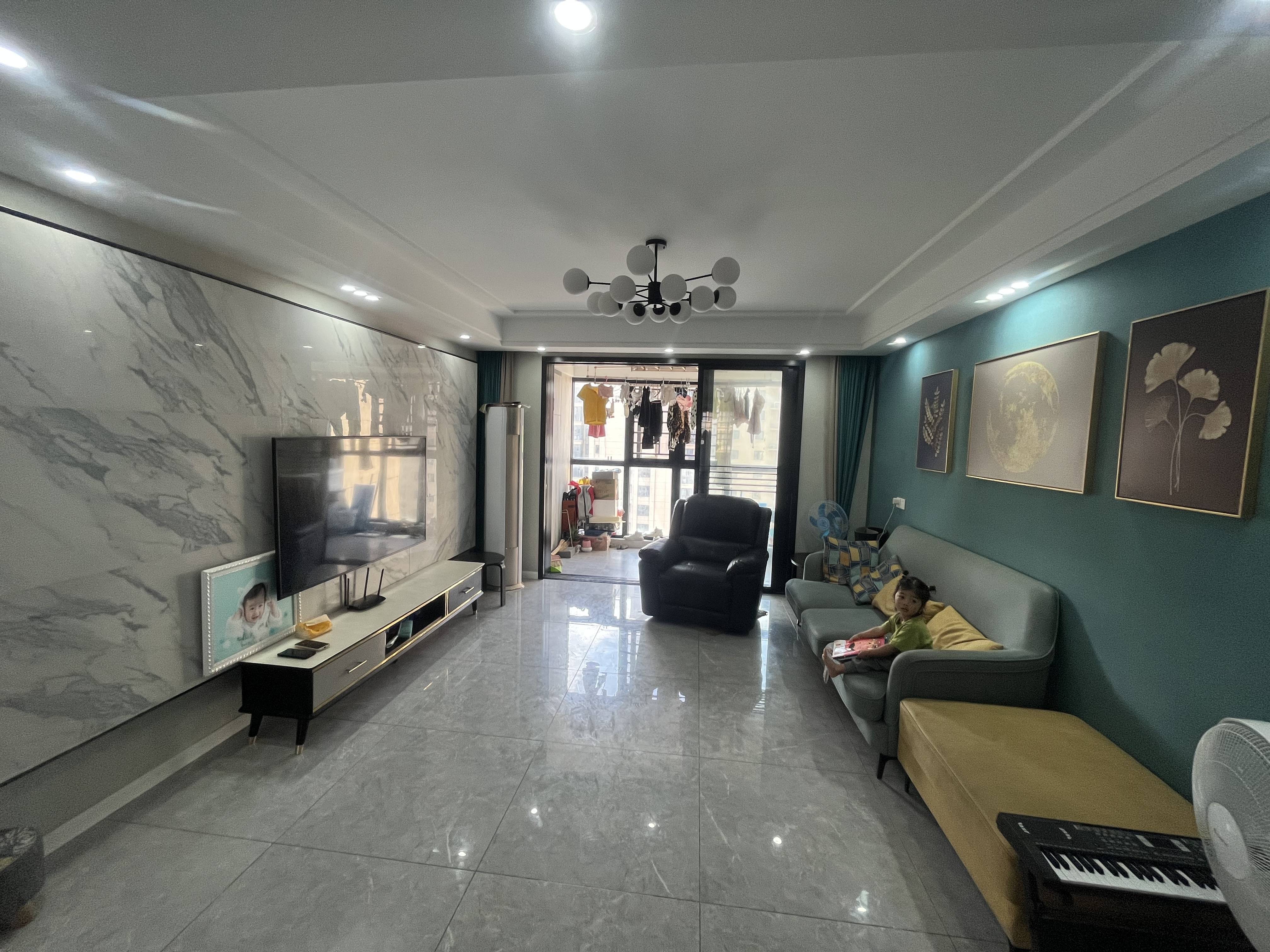 满庭春城西全新装修结了个婚品牌家具家电装修快30个了亏本脱手