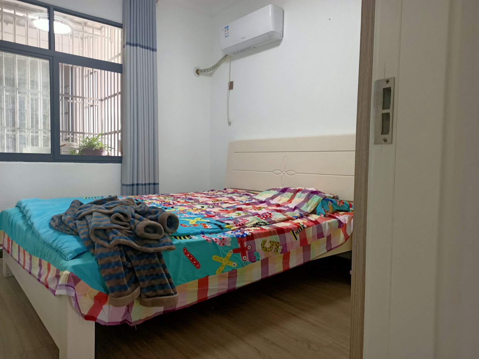 新八中附近逸景轩小区电梯好楼层南北通透128平三房两厅两卫