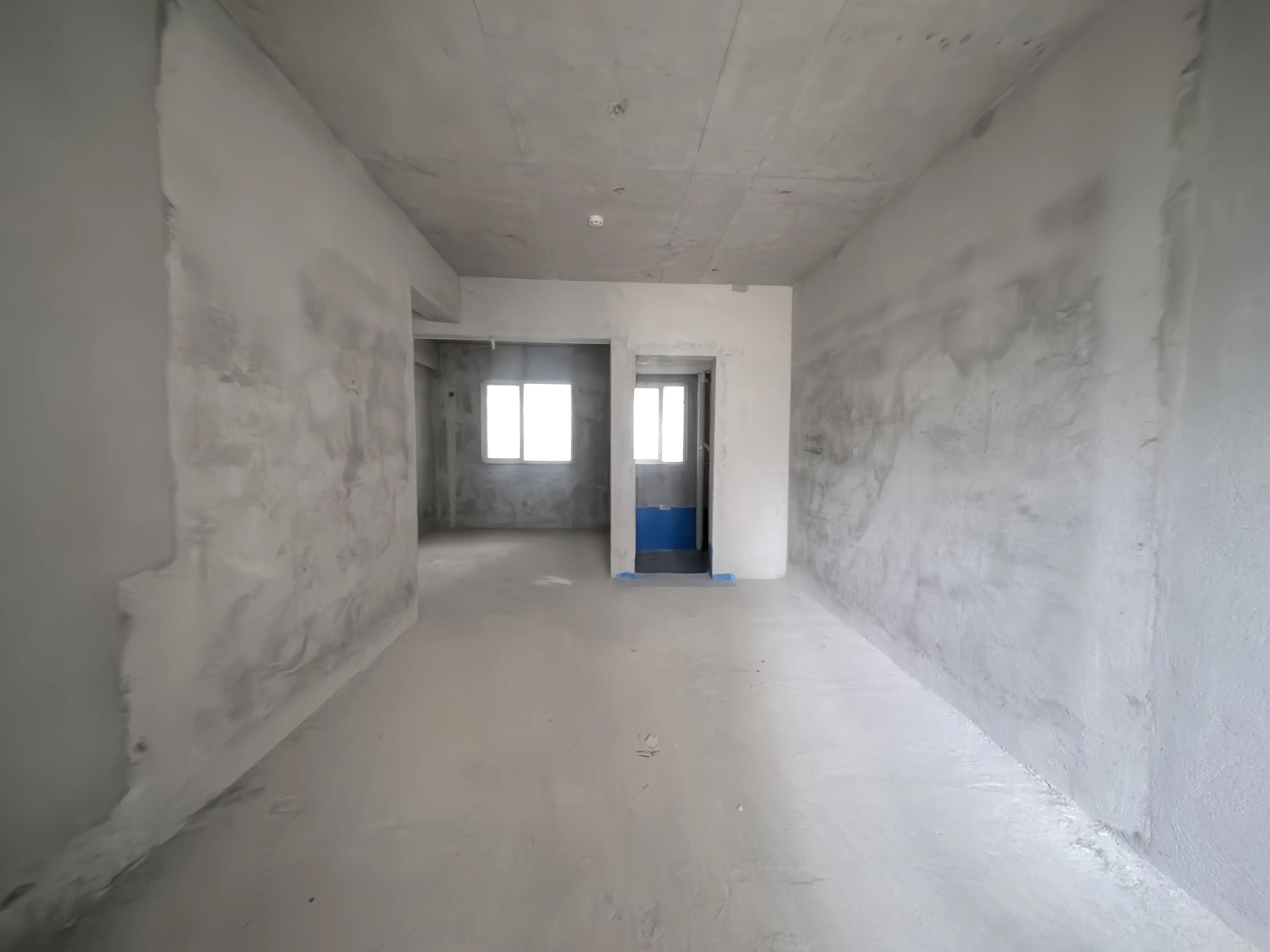 南城新区，沔阳公园旁，蓝天白云毛坯三房，超大阳台，看中价格可谈