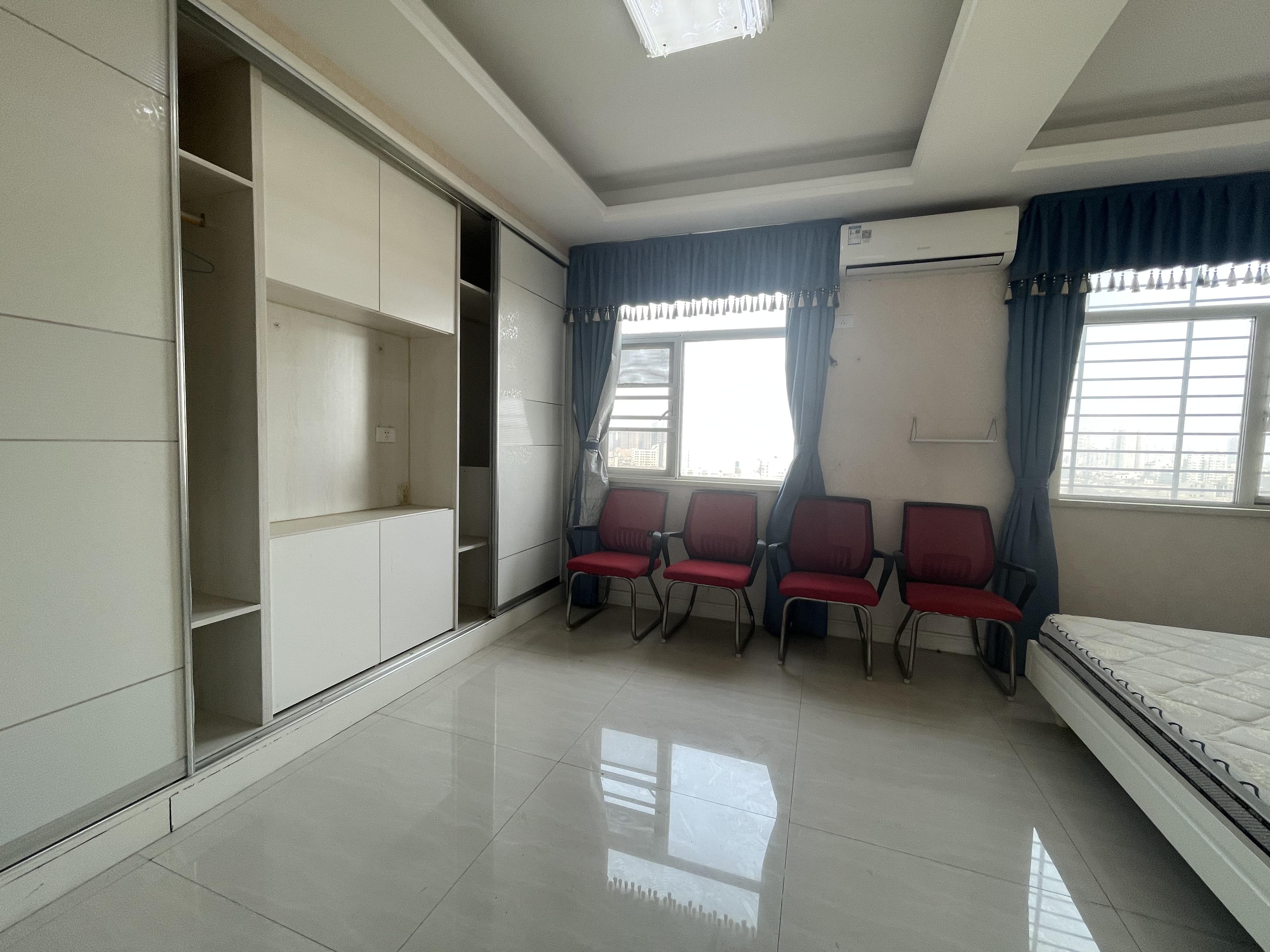 新城壹号新街3室2厅2卫精装修保养完好优价出售！