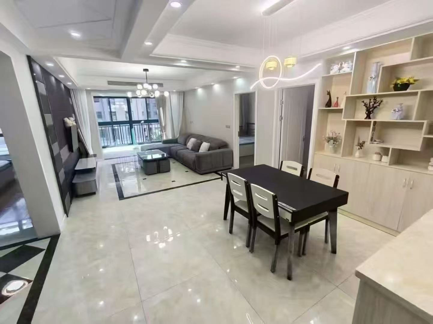 沔阳公园旁，新城壹号五期，电梯小高层，精装大三房，单价5400元，成色新，证件满二