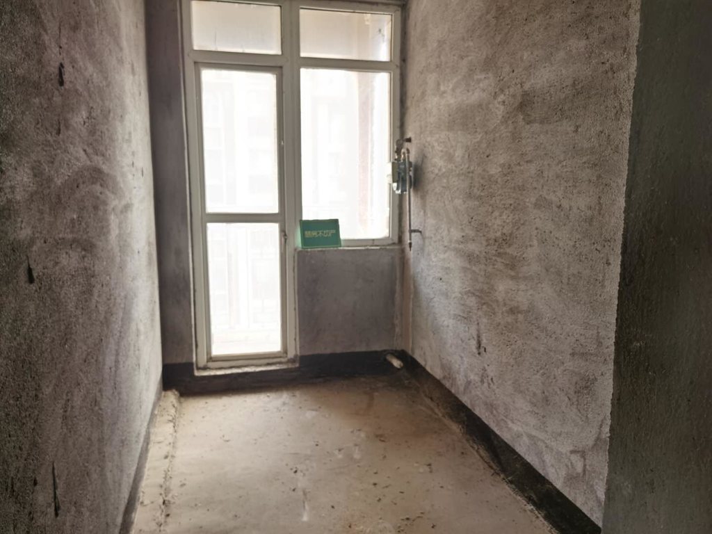 明珠新城毛坯小三房来了，户型好的很，小高层，小区楼龄新交通便利