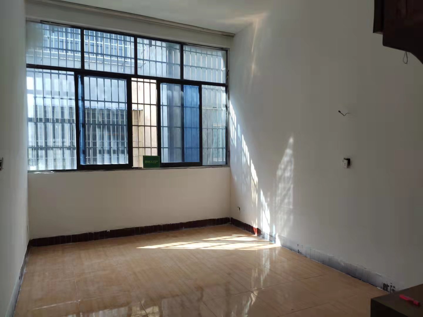 黄荆小区私房一栋两杆三层看房方便诚心出售证件齐全