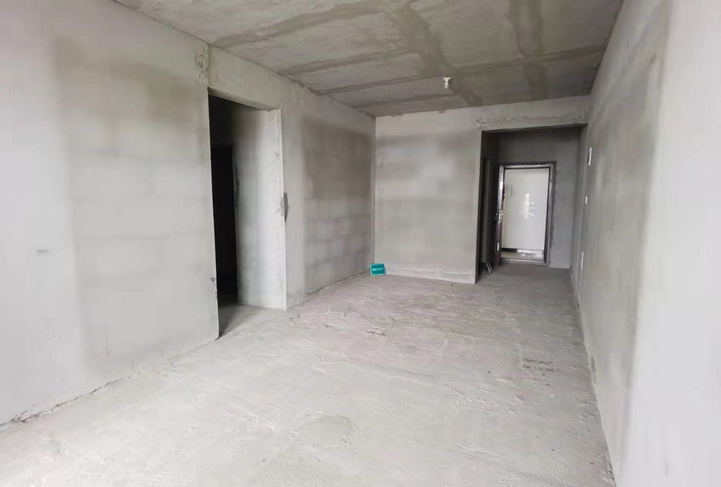 风和日丽.毛坯三房.买房送车位.中间楼层.看房方便