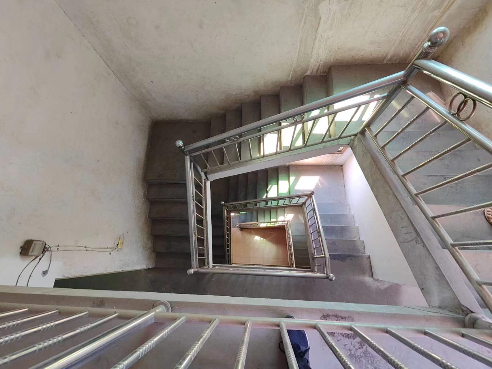 私房两间四层，另带隔热层400平只要55万，户型南北通透采光好的很生活配套成熟交通方便！