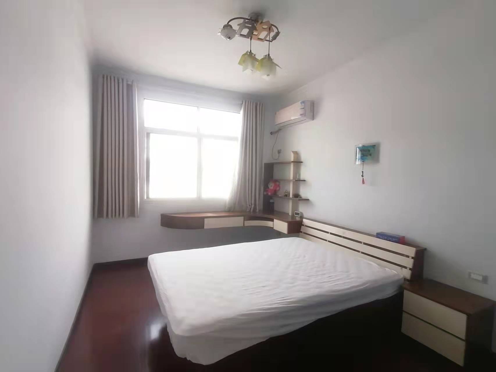 车站对面宏达小区精装修南北通透手付5万采光超好