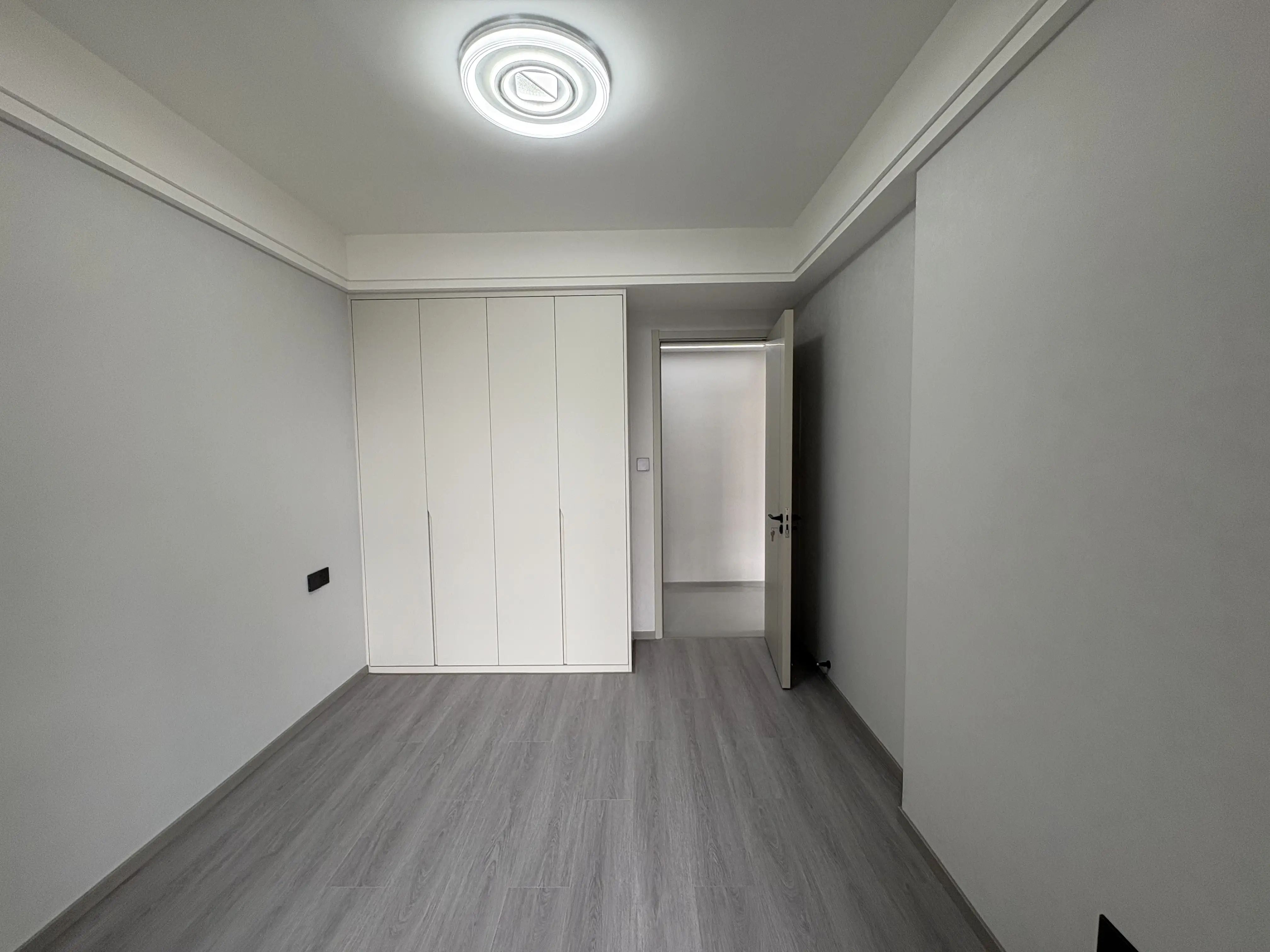 南城，次新小区，单价4字头，精装三房两卫，边户，带车位，价美