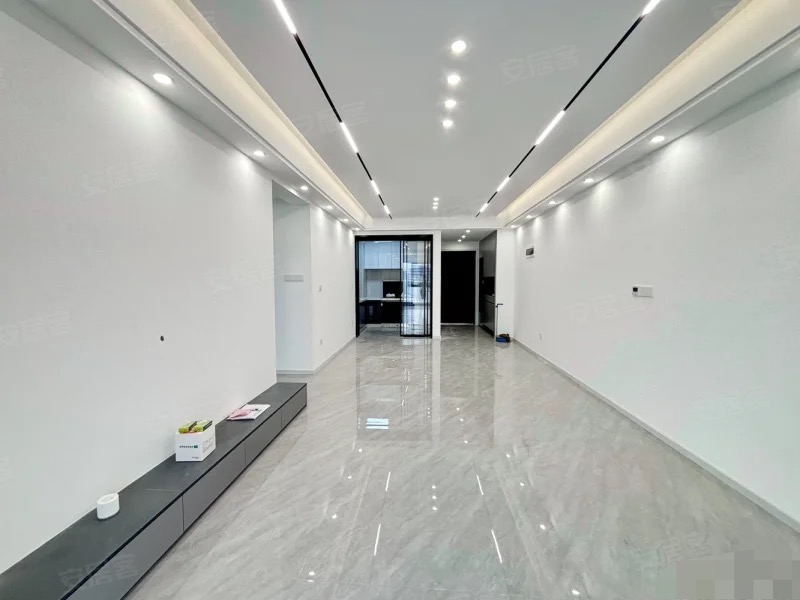 295，吾悦旁，蓝天花园，全新精装修，三房两卫，中间好楼层，全屋中央空调，兔宝宝板材