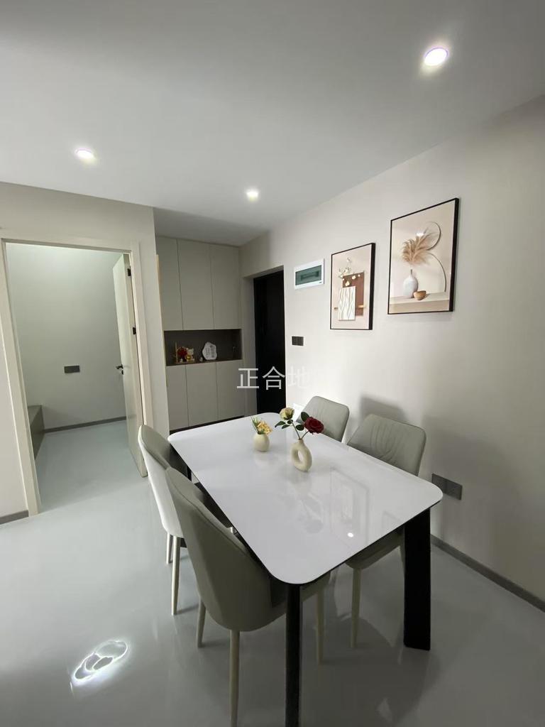 业主急售，仙桃xiao学对面，精装三房，电梯好楼层9楼，全新装修