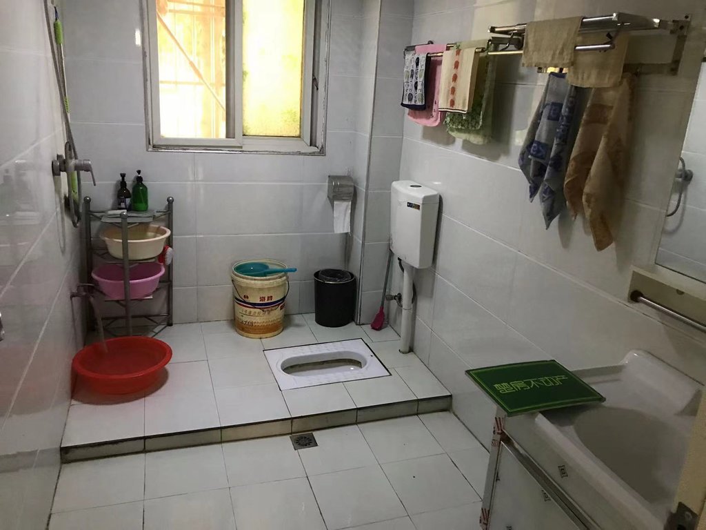 荆洪花园富迪三友旁沔中附近大三房很好的楼层诚心出售