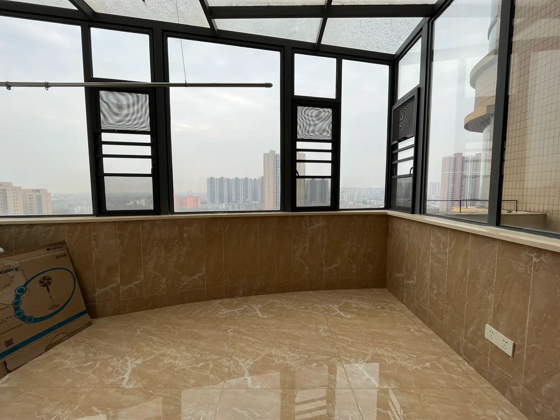 城东流潭公园旁，公园世家hao装100个小高层顶复，家电全送