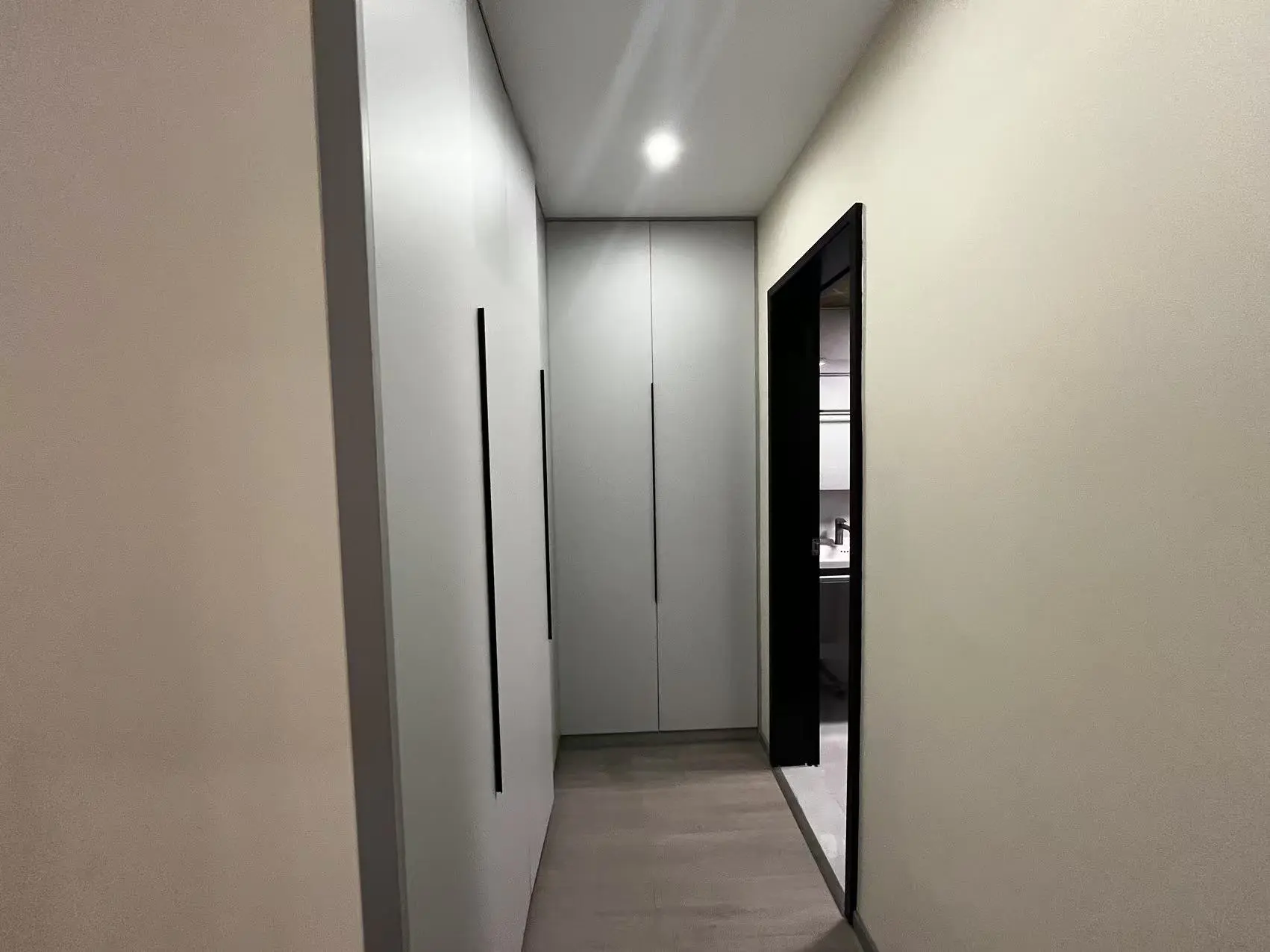 新城壹号3室2厅2卫全新精装修中间楼层65万优价出售！