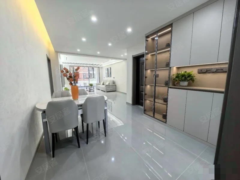 流潭公园旁，步梯好楼层，单价3900，东边户。证满二，精装三房二卫