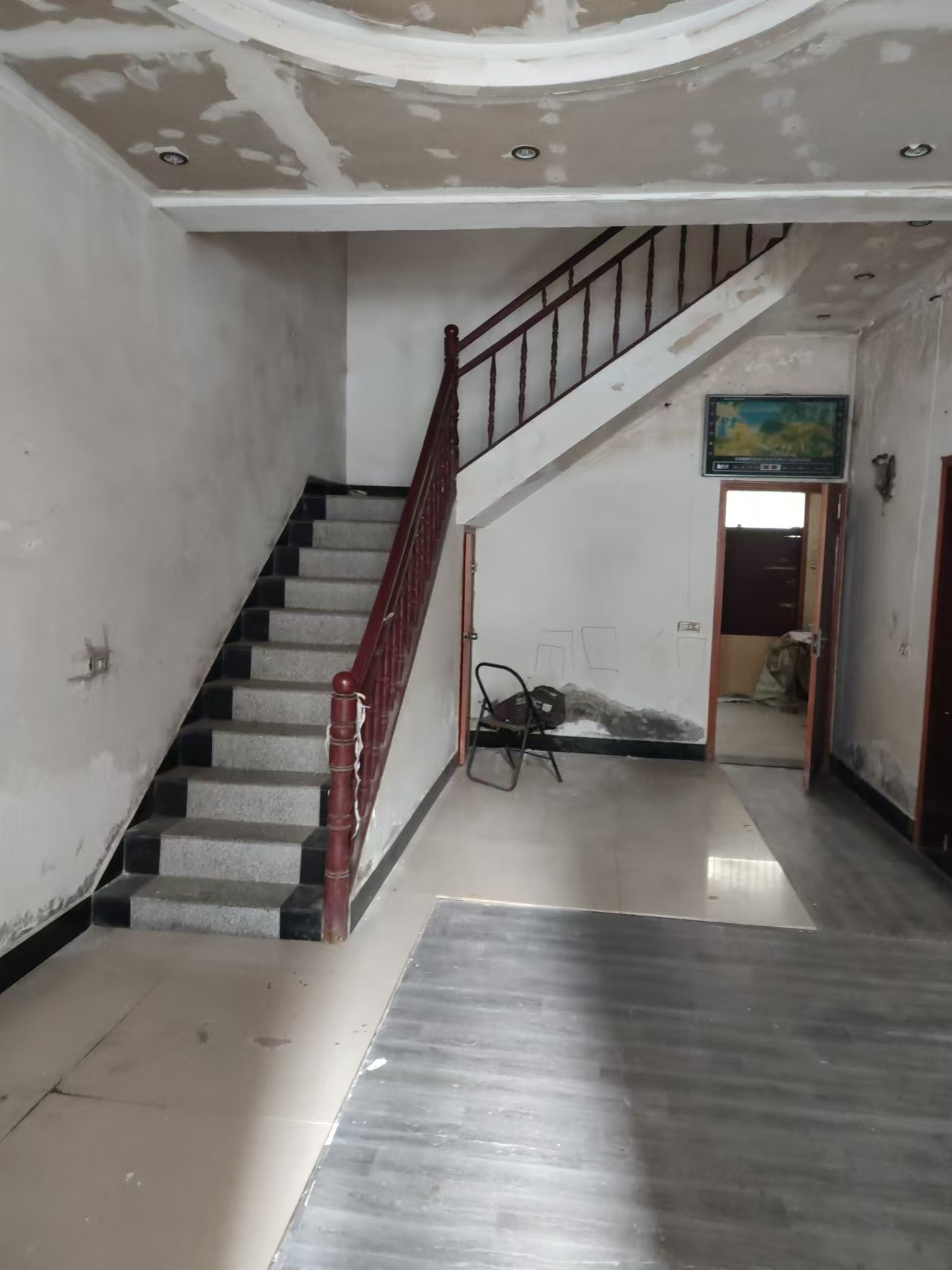 大洪小区大洪路西一巷三层私房可做门面厂房仓库，门口可以停车诚心出售