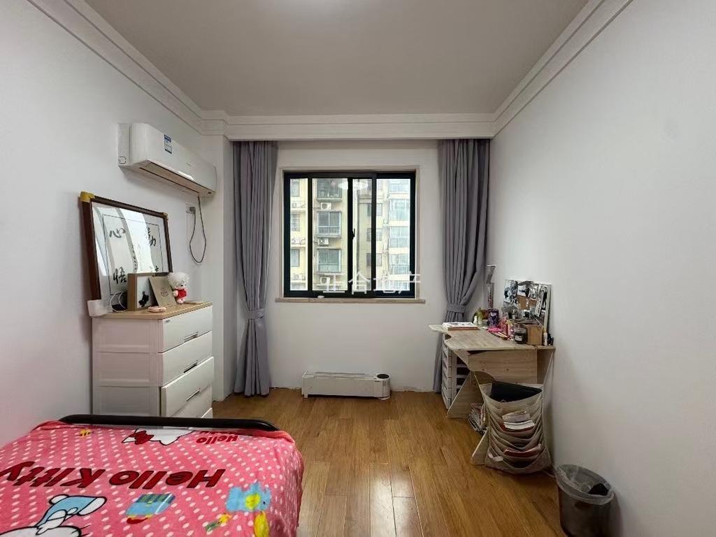 城南森林国际北苑对面，小高层，电梯7楼，​精装修三房，单价4100，捡漏