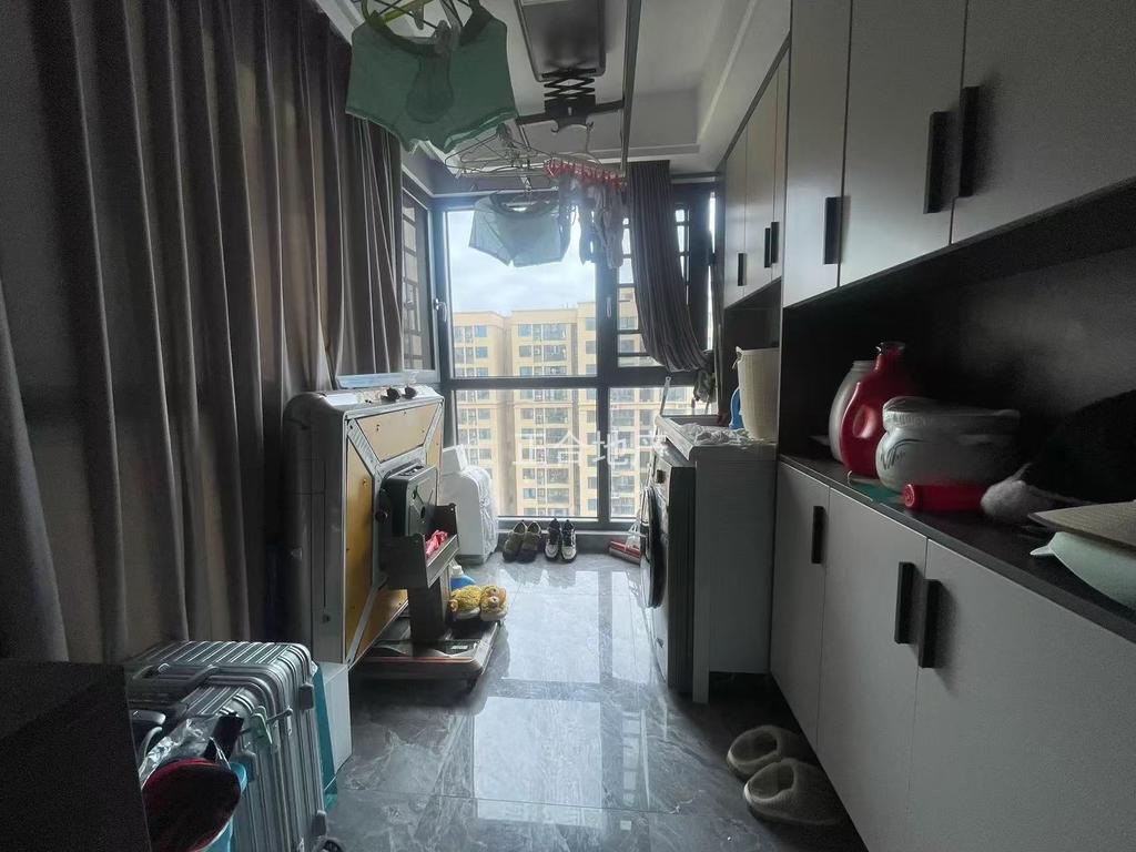 满庭春五期，精装4室2卫+活动室，单价5000，东边户，9成新。拎包入住