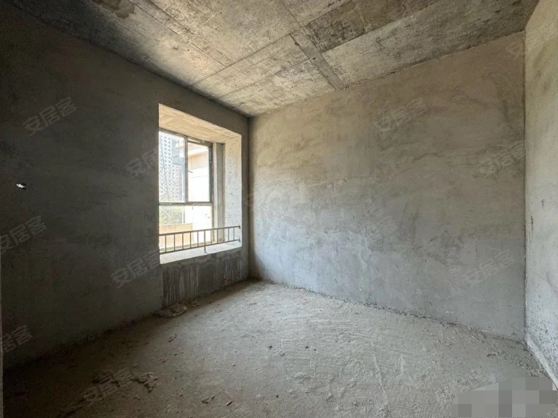 ？城南新街，速度来捡漏，带露台，单价只要4600，下楼读书买菜购物都方便，证满二