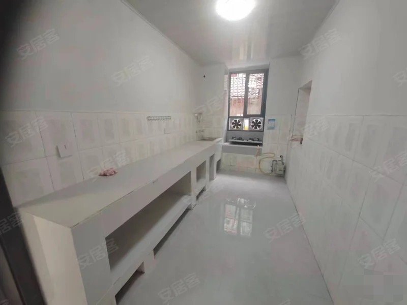 372，养老房，商城附近，四房，证满二，超大院子，停车方便，证满二