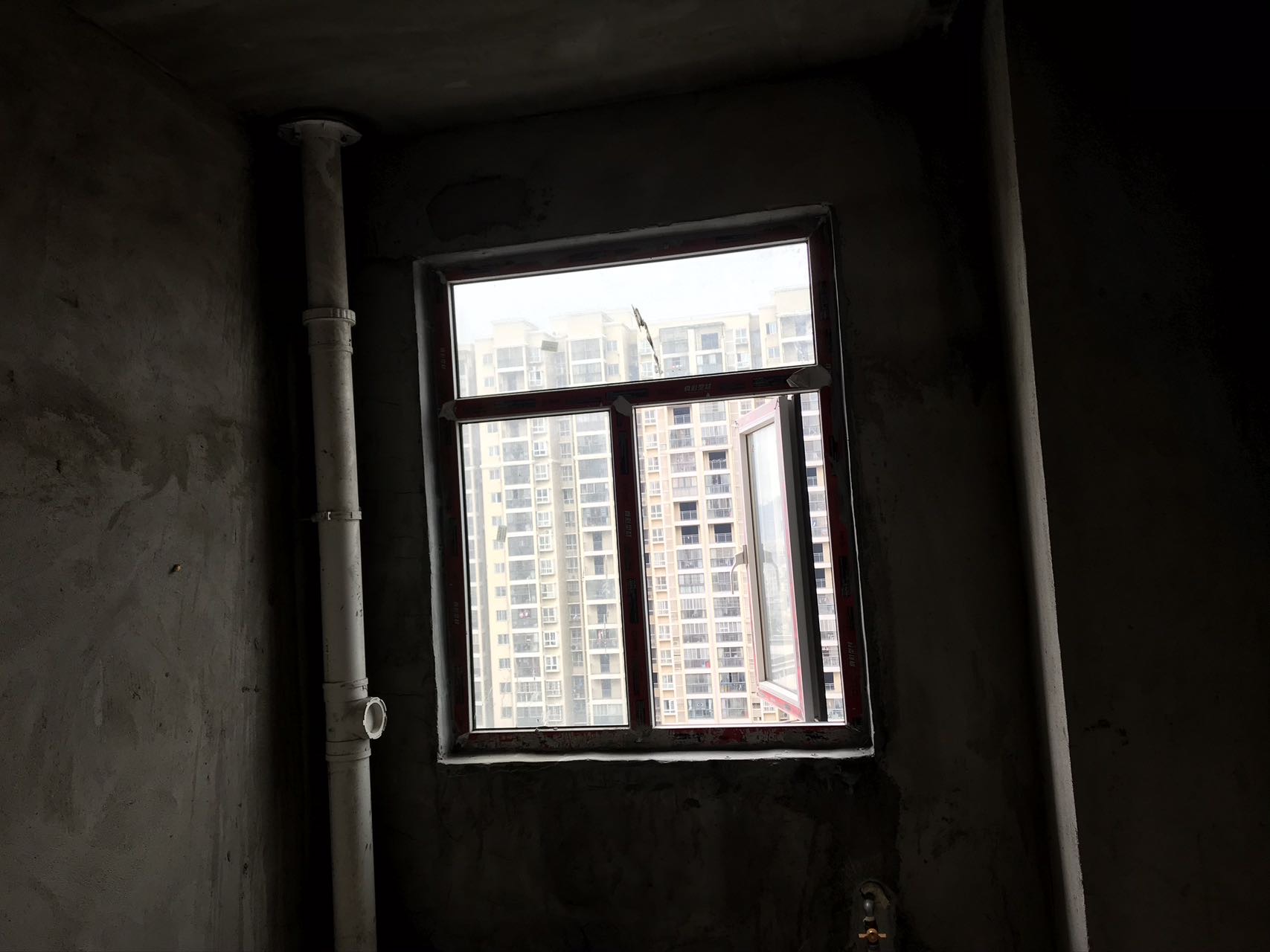 沔阳公馆三室两厅两卫。毛坯房