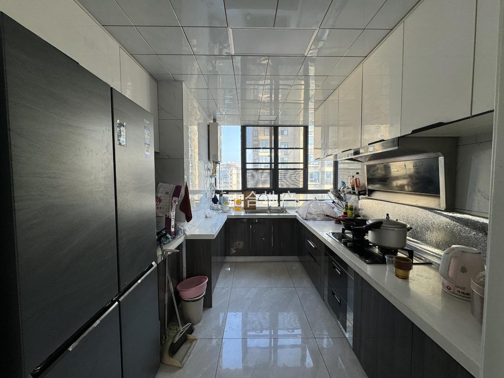 急售，豪装复式楼，中央华府，精装五房，送个阳光房，9成新，电梯小高层