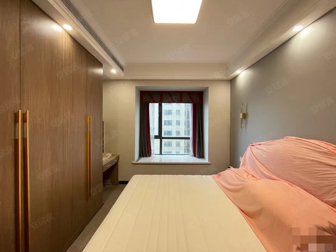 49，城南新三中旁，全屋定制衣柜➕左右沙发，全新精装三房，证件满二，中间楼层