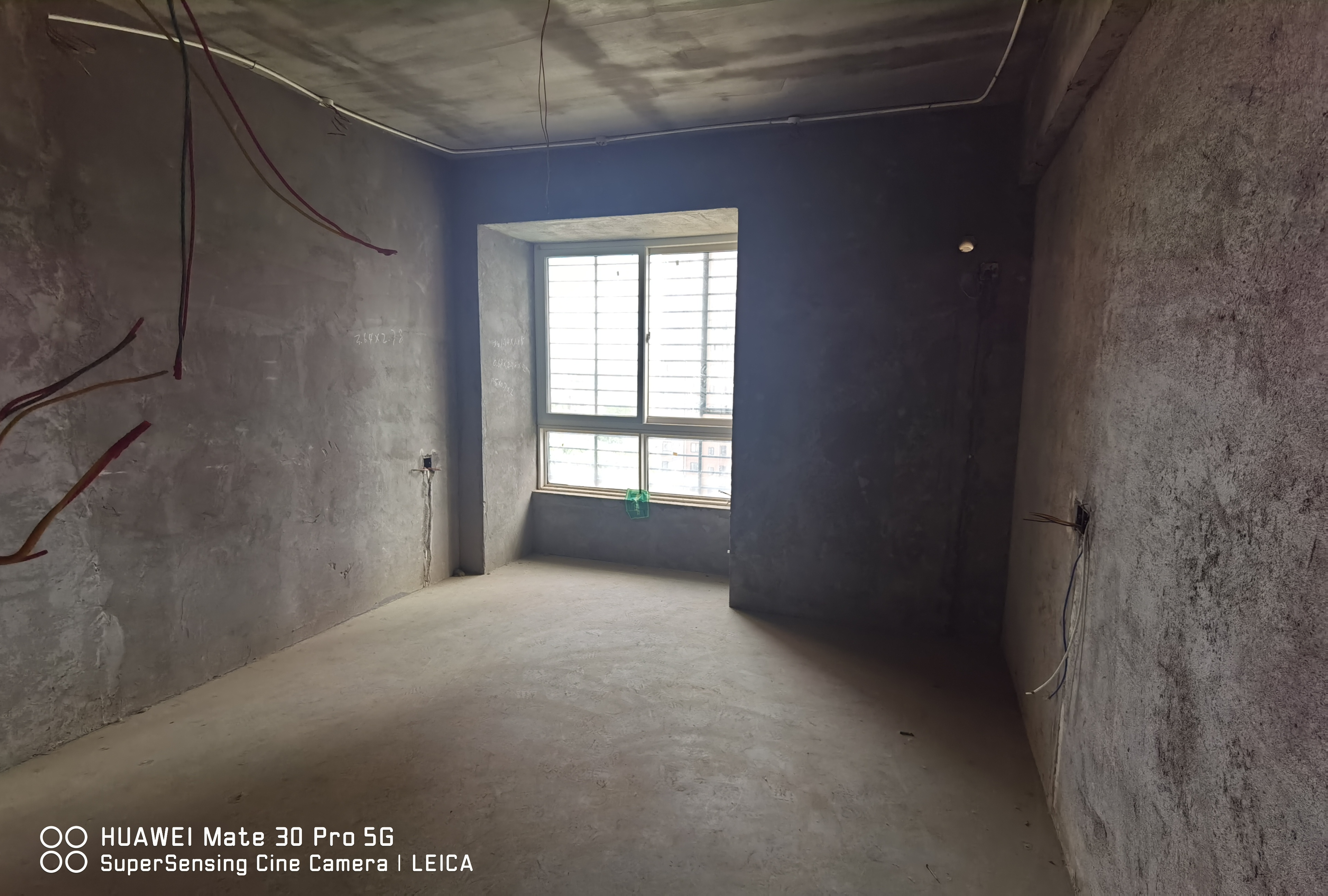 漫城林语半装修中间楼层看房方便小区环境不错出门就是伊众来电咨询吧