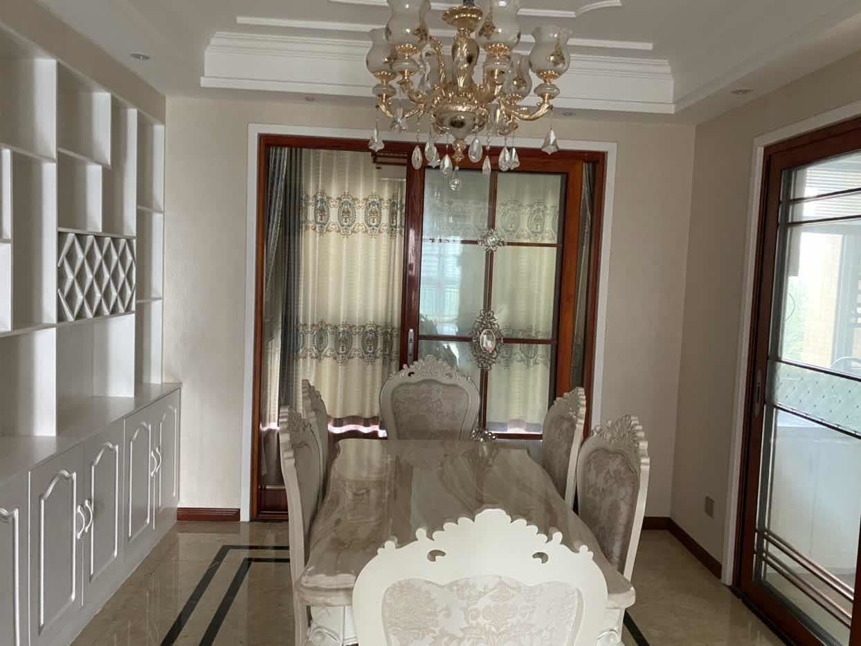 沔阳公馆精装三房两卫，小高层中间楼层，户型南北通透，拎包入住！