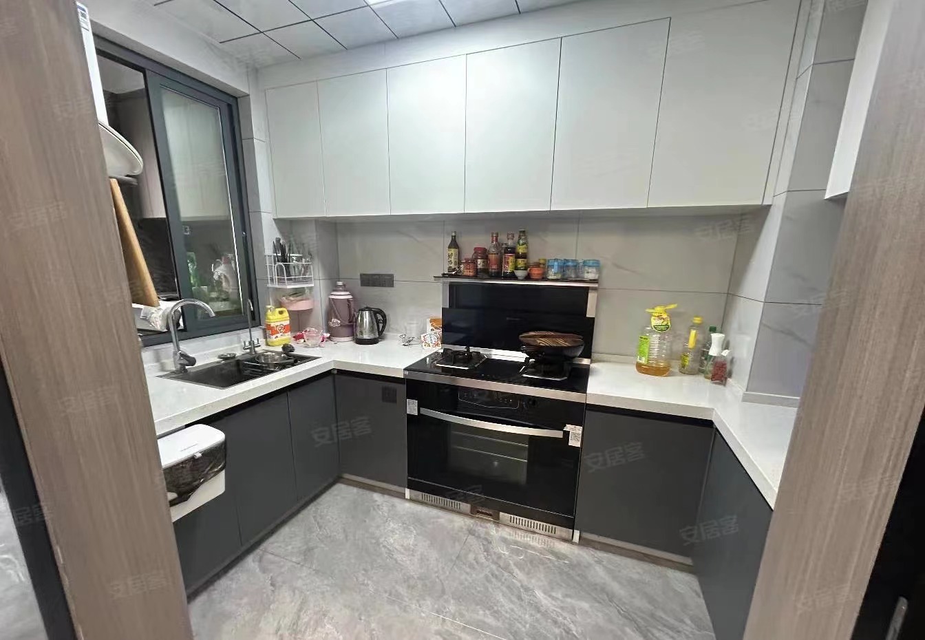 翡冷翠9.9成新，中间楼层，精装三房，证满二